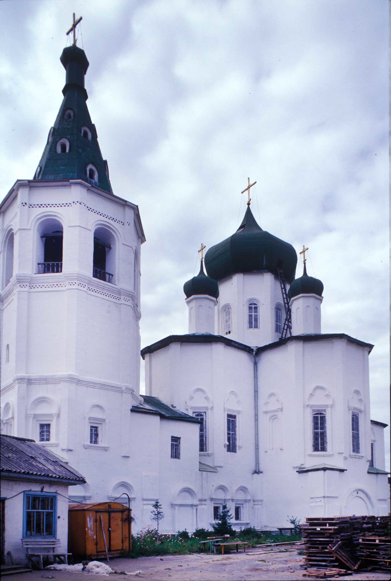 Trinity Monastery. Bell tower&Church of Sts. Peter and Paul, northeast view.  Photo: William Brumfield. Aug. 29, 1999.