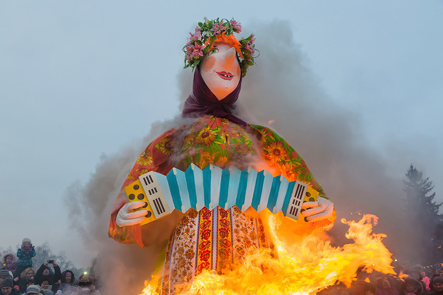 Urso joga o feriado russo balalaica carnaval. tradução para o