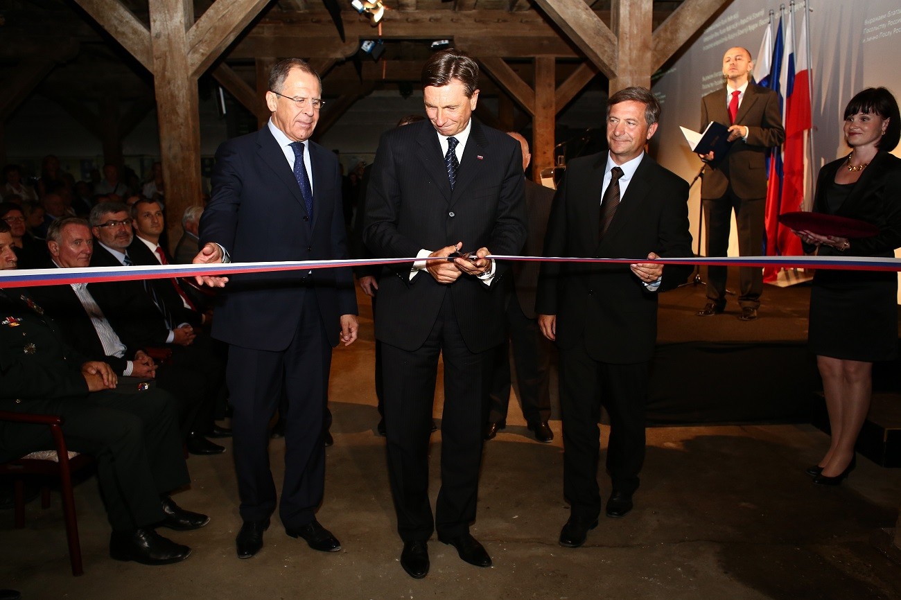 Slavnostna otvoritev projekta bodočega spominskega centra v Mariboru leta 2014, ki je še v nastajanju. V ospredju zunanji minister Rusije Sergej Lavrov, slovenski predsednik Borut Pahor in minister za zunanje zadeve Karl Erjavec.