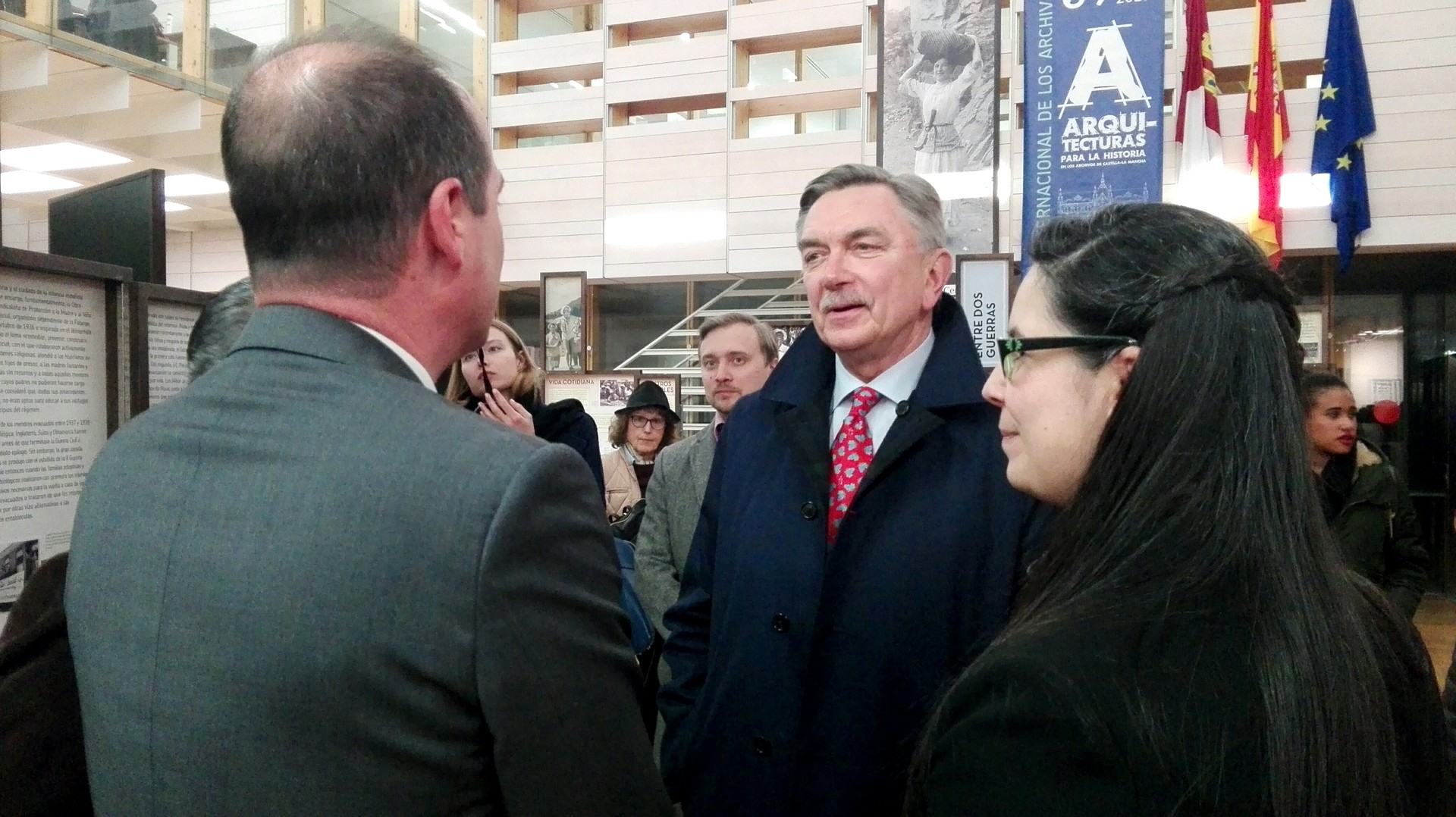 El Embajador de Rusia en España, Yuri Korchagin, junto a la comisaria de la exposición, Verónica Sierra.