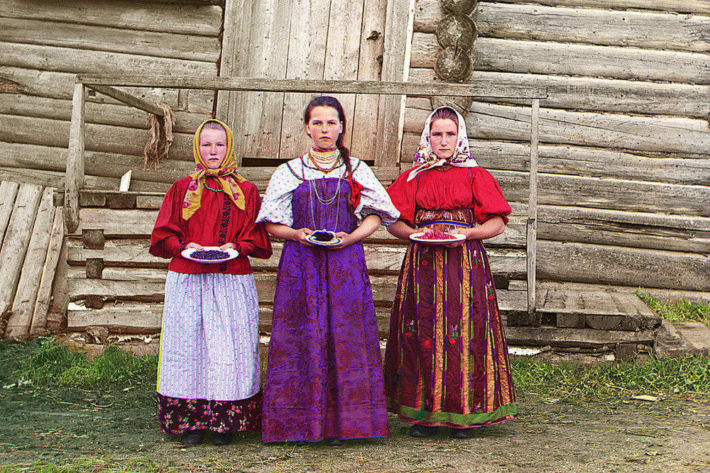 Ruska kmečka dekleta v začetku 20. stoletja