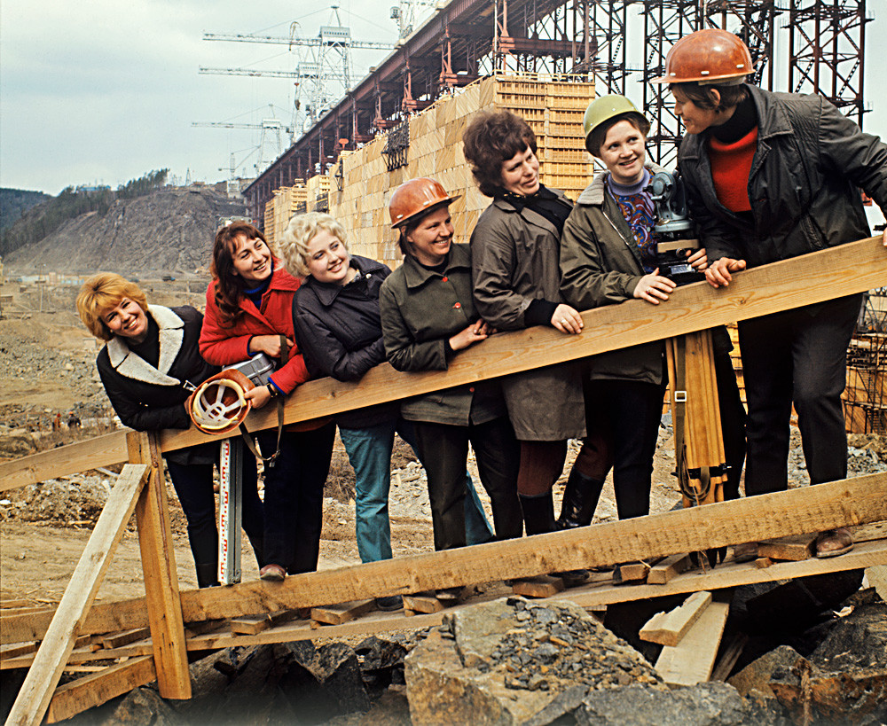 Região de Irkutsk. Construção da Usina Hidrelétrica Ust-Ilimsk no rio Angara, 1973. 