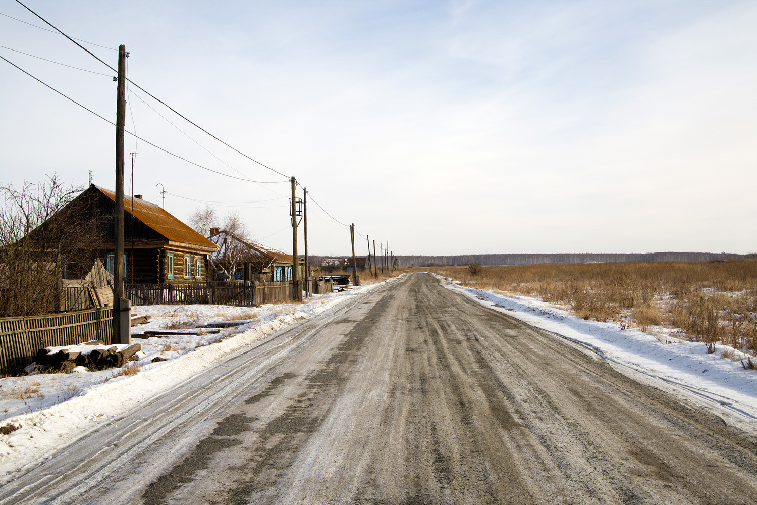 Erst 2009 wurde den Menschen in Musljumowo die Umsiedlung in ein Neubau-Dorf vorgeschlagen. Die Mehrheit war einverstanden, nur drei Familien entschieden sich dagegen und bleiben nun in dem noch immer verseuchten Ort.