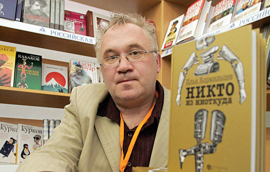 Iliá Kormiltsev durante encontro com leitores no Primeiro Festival Internacional Aberto de Livros de Moscou, na Casa Central do Artista, em Moscou, em 2006. 