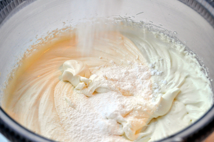 Сметанный крем для блинного торта. Сметановый крем для торта блинного. Делаем сметанный крем. Как сделать крем из сметаны для блинного торта.