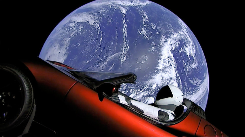 Tesla Roadster v vesolju po uspešni izstrelitvi rakete Falcon Heavy