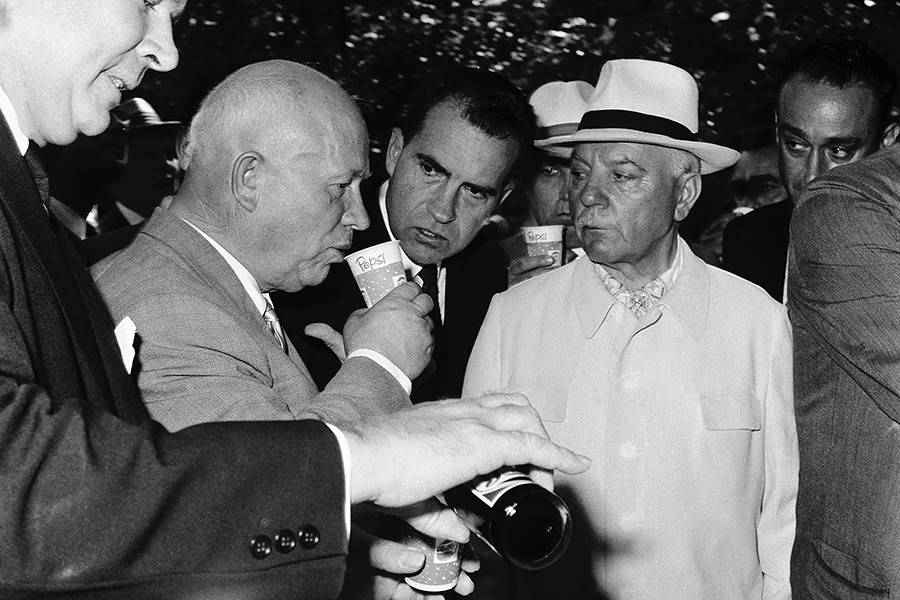 Nikita Chruschtschow (links) trinkt Pepsi. Moskau, 1959 