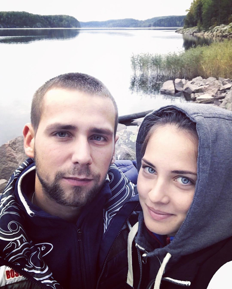 Brysgalowa (25 Jahre) und Kruschelnyzkij leben in Sankt Petersburg. Sie haben beide an der Staatlichen Nastionalen Lesgaft-Universität Sport, Erziehung und Gesundheit studiert.