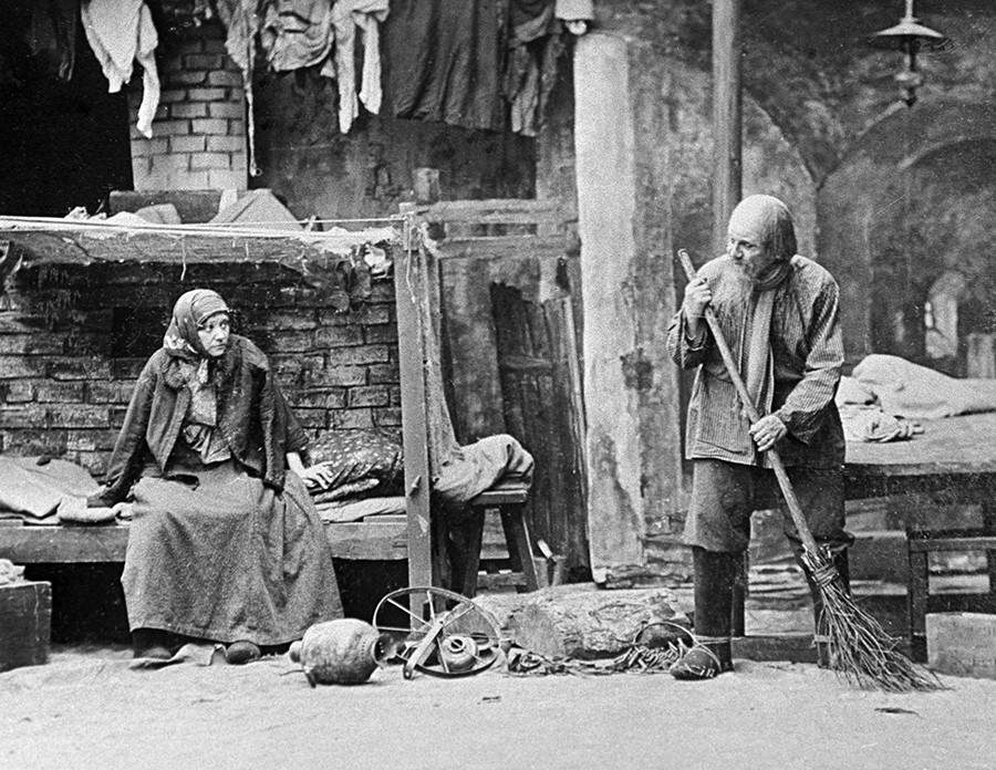 Actor Ivan Moskvin (R) as Luka and Margarita Savitskaya as Anna in Maxim Gorky's play 'The Lower Depths' staged by Konstantin Stanislavsky and Vladimir Nemirovich-Danchenko at the Moscow Art Theater