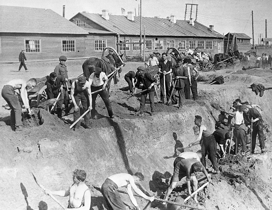 Радници копају темеље за фабрику кугличних лежајева, 1930-их