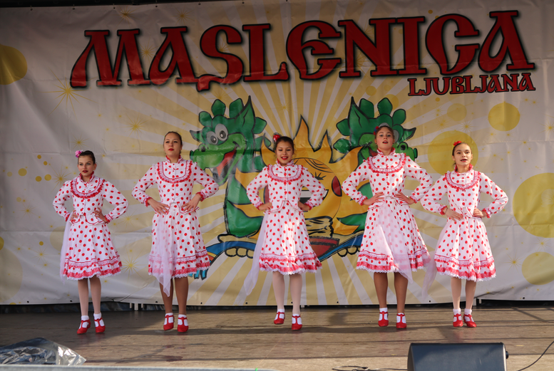 Fotografija z lanskega festivala Maslenica na glavni ljubljanski tržnici.