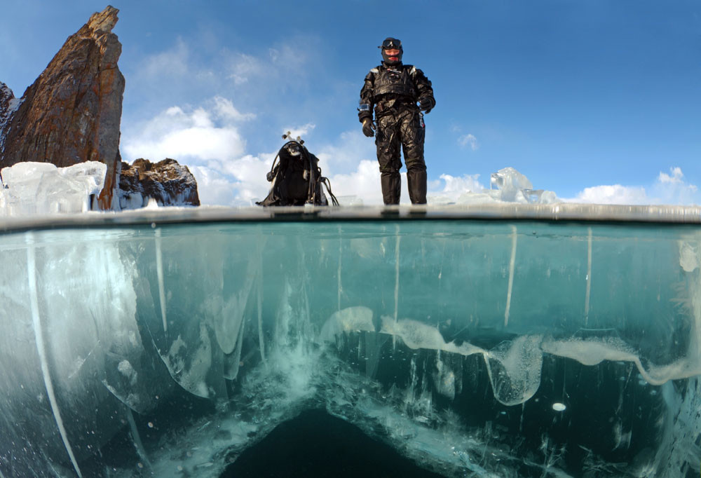 Ако не можете да се одлучите дали треба да го посетите Сибир зиме, тогаш нуркање под бајкалскиот мраз е нешто што би можело да ве наговори.