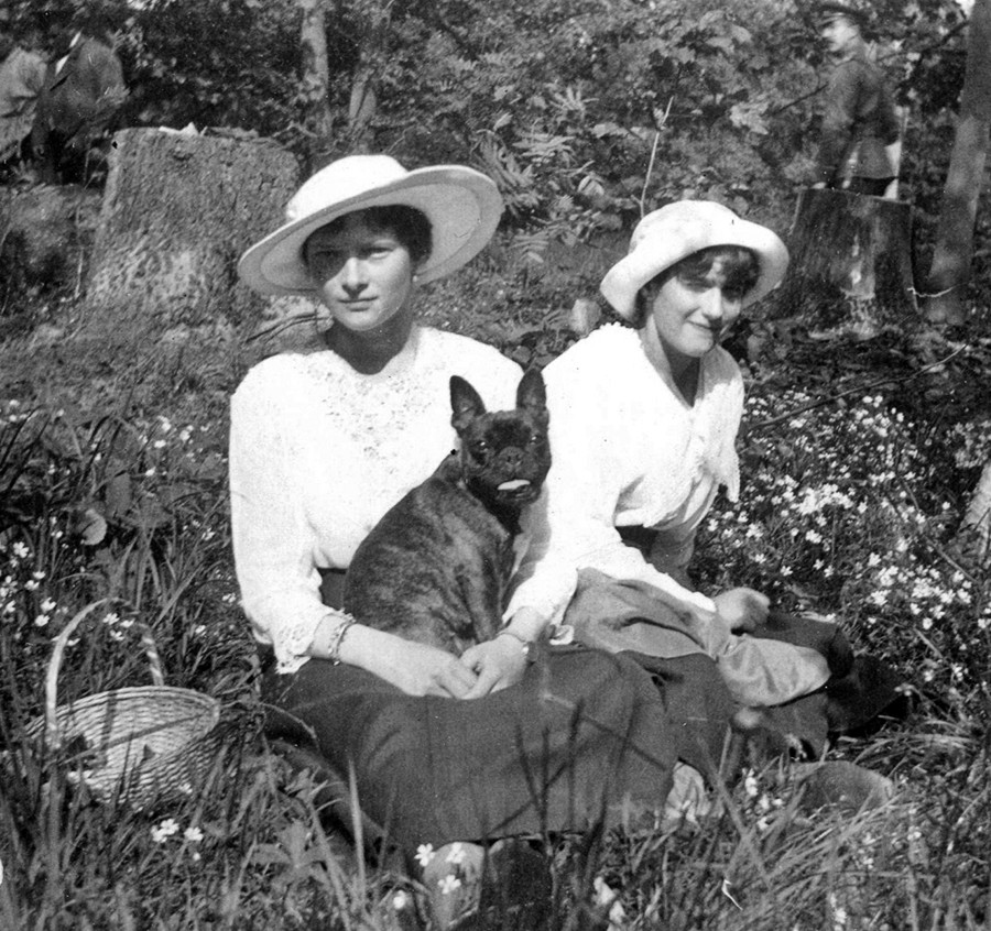 Татяна и Анастасия в Царско село, 1917 година.