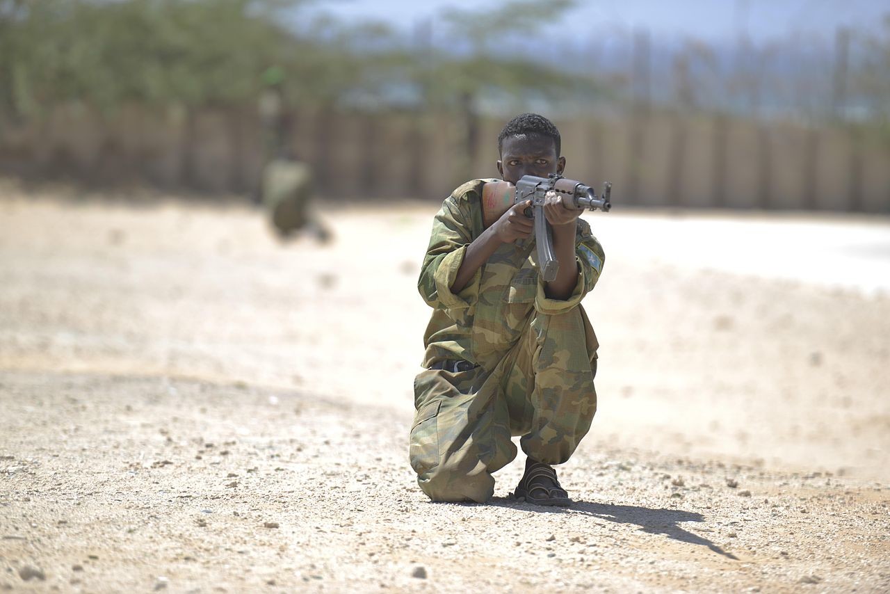 Somalski vojak med usposabljanjem s puško M70.