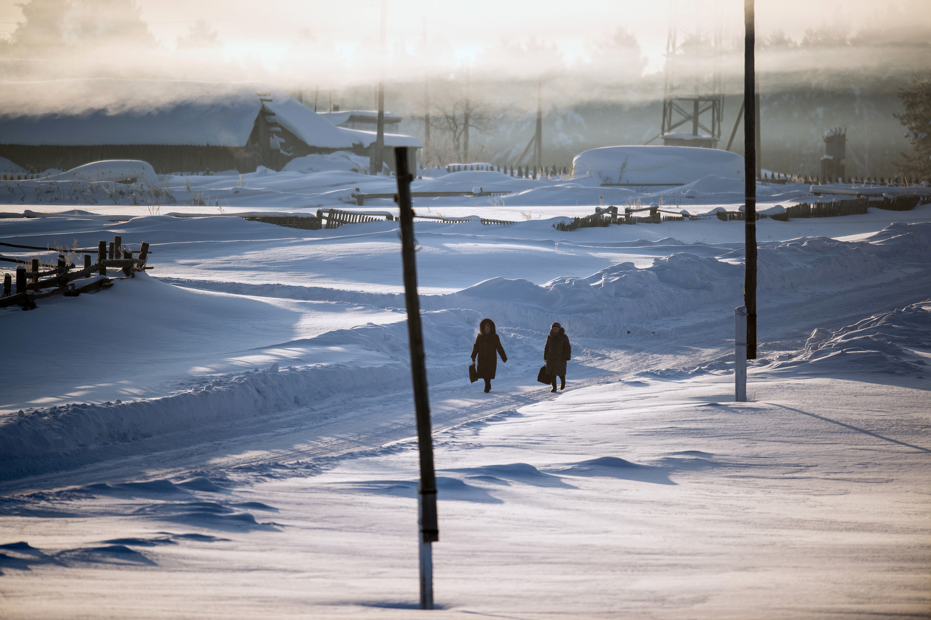 Stanovnici sela Jegorovka šeću ulicom, regija Omsk, Rusija.