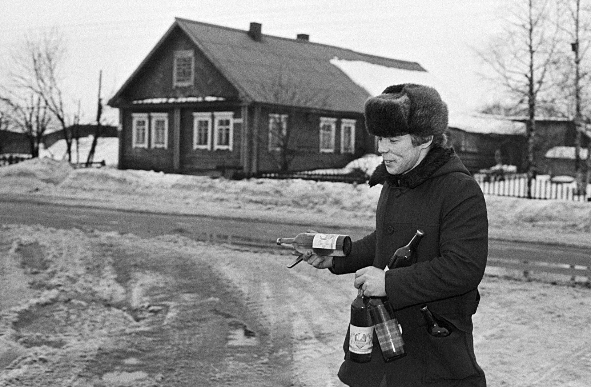 Morador local levando garrafas em uma aldeia soviética em 1990. 