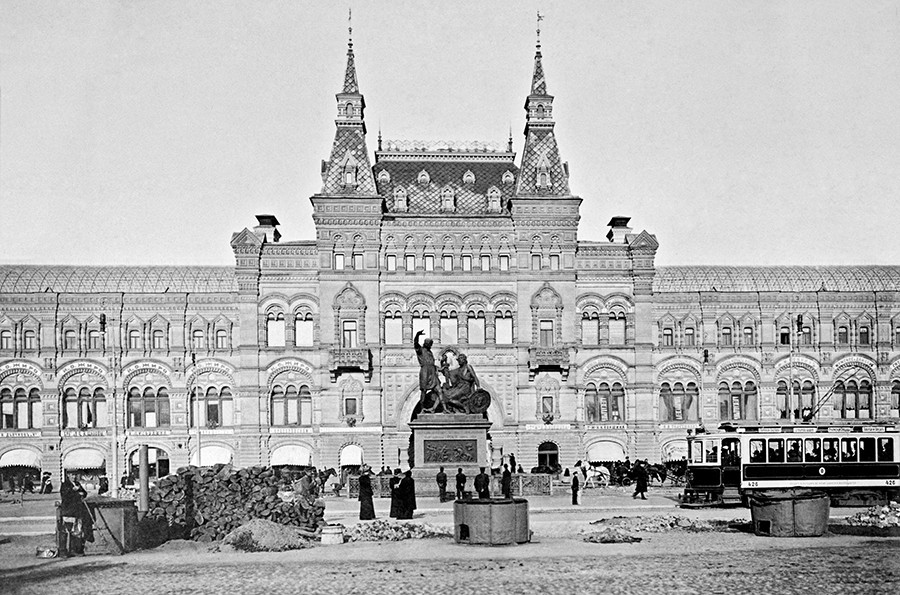Споменик Мињину и Пожарском на његовом бившем месту испред тржног центра ГУМ. 