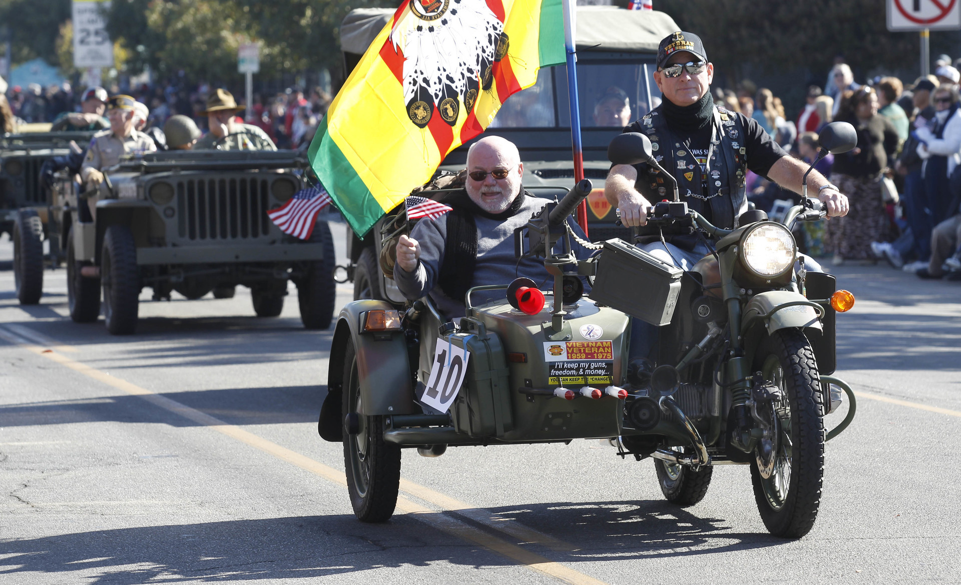 Ветерани армије САД на руском мотоциклу „Урал“ на паради у Калифорнији