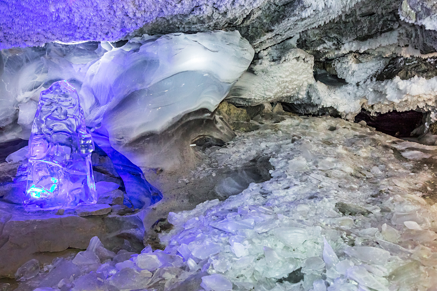 Die älteste, touristisch erschlossene Höhle Russlands liegt etwa 50 Kilometer von Perm entfernt. Entdeckt wurde sie 1703 während einer Expedition des sibirischen Historikers Semjon Remesow. Einheimische erzählten ihm damals, der mysteriöse sibirische Herrscher Jermak überwintere in jenen Höhlen.