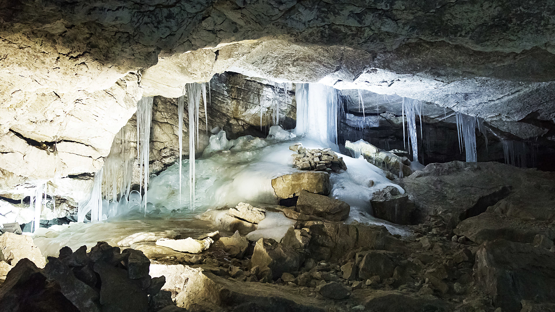 Riesige Stalaktiten hängen über den Köpfen, uralte Eisblöcke liegen im Raum verstreut. Dazwischen erstrecken sich scheinbar bodenlose Seen. Die Kungur-Eishöhle in den Bergen des Mittel-Urals ist ein 40 Meter langer Permafrost-Tunnel und teilweise um die 300 Jahre alt.