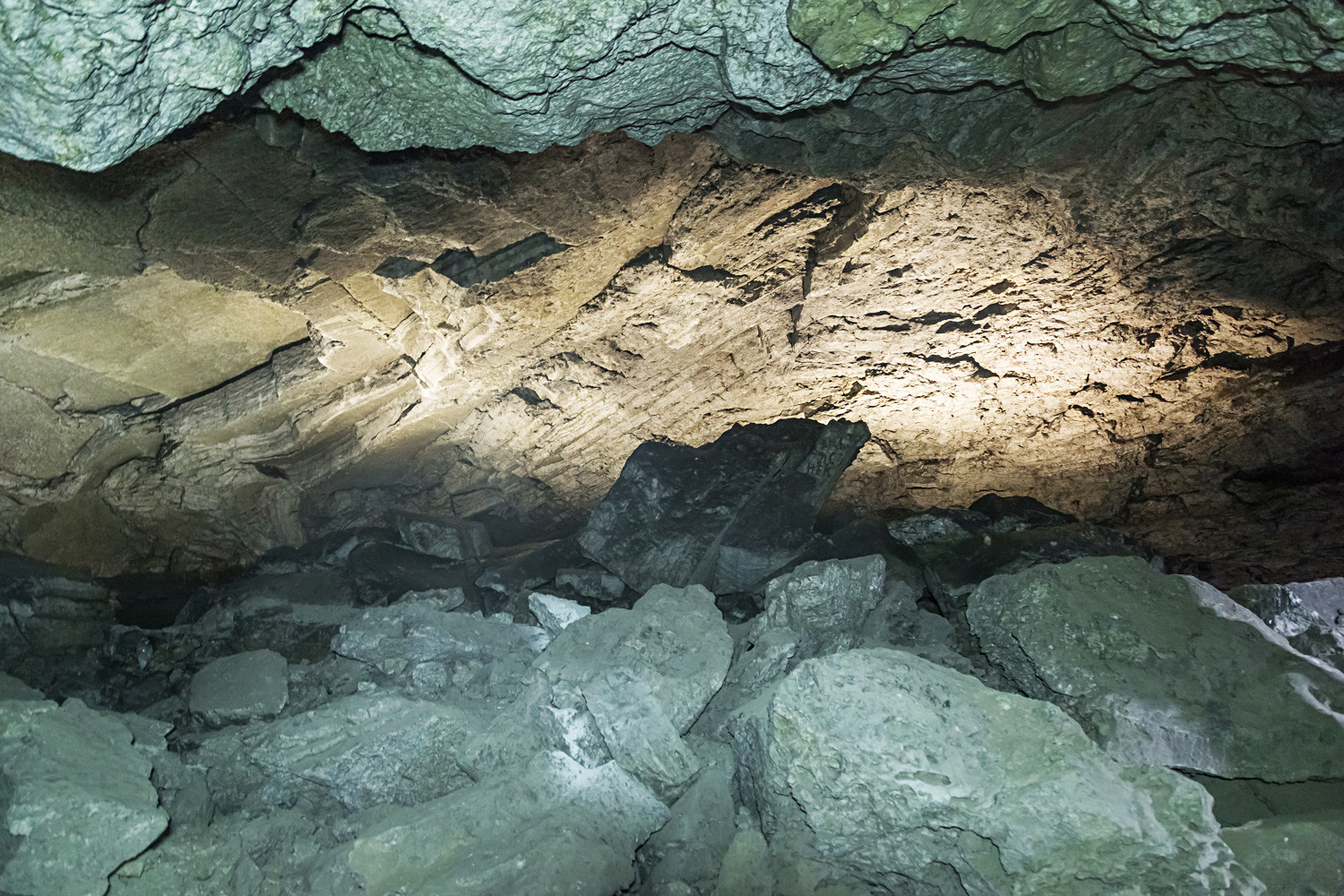 Remesow fand dann eine Chronik mit Zeichnungen und entwarf die erste Karten der Höhle. Laut seinen Angaben nannten die Einheimischen die Höhle „Welt des Schöpfers“ und stellten darum zahlreiche orthodoxe Symbole und Ikonen auf. 