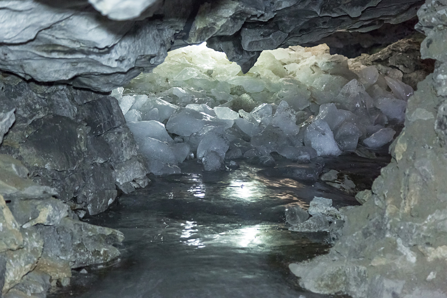 Heute ist die Höhle mit Wegweisern und Lichtern ausgestattet. Aber ursprünglich konnten sich Besucher in den dunklen, kalten Gängen leicht verlaufen. Bis Rettung kam, dauerte es meist lange. Noch vor 100 Jahren bekamen Besucher darum nach fünfstündigen Höhlentouren 100 Gramm Wodka zum Aufwärmen.