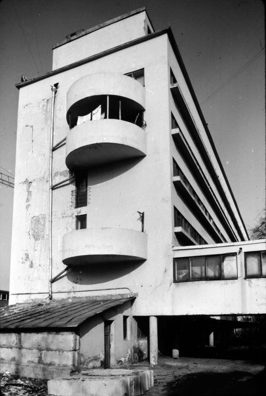 Moskau: Narkomfin-Wohnhaus (1928, Architekten: Moisei Ginzburg und Ignatij Milinis), Foto 1994. Dies ist ein typisches Beispiel für ein Kommunen-Haus für höher gestellte Mitarbeiter einer Institurion, hier des Narkomfin, des Finanzkommissariats.