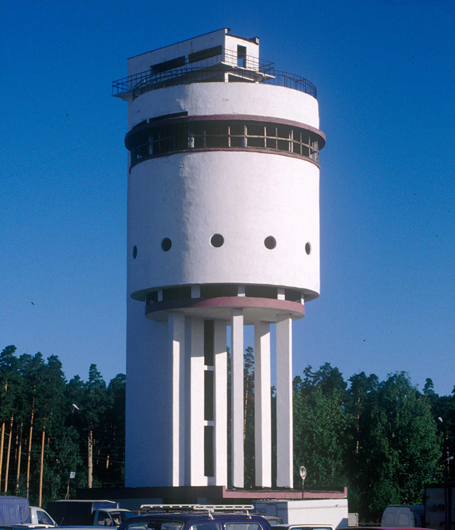 Jekaterinburg: Weißer Turm der UralMasch-Fabrik (Moses Reischer, 1928), Foto 1999. Die Ural-Maschinenwerke ließen diesen Wasserturm für die Siedlung ihre Mitarbeiter entwerfen. Nach 1950 sollte hier in Café entstehen, dann aber stand der Bau lange verlassen. Mittlerweile ist er renoviert worden.