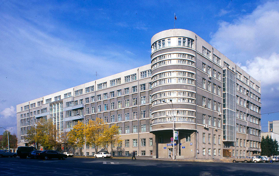 Nowosibirsk: Kraiispolkom-Bürogebäude (Andrej Krjatschkow, 1932), Foto1999. Dieses Gebäude, gedacht für die Mitarbeiter des Komitees, war das erste Haus in Nowosibirsk mit Aufzügen. 