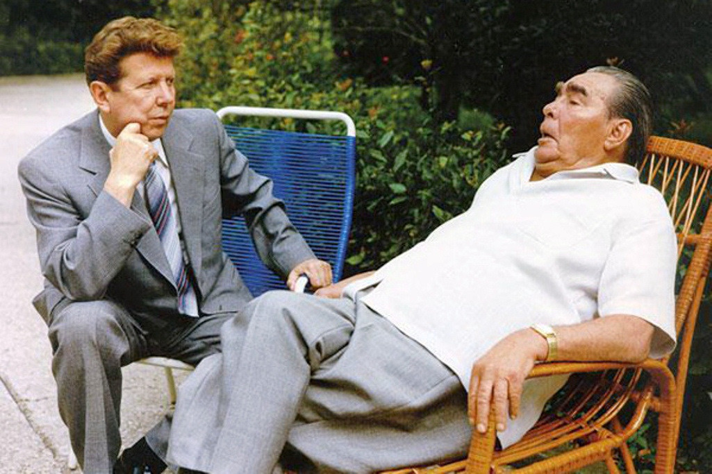 Doente e constantemente exausto, Leonid Brejnev foi acompanhado por anos para todo o lado por seu médico particular, Evguêni Tchazov (esq.). 