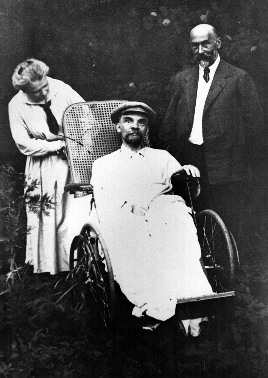 Vladimir Lenjin u svojoj rezidenciji u Gorkom, u invalidskim kolicima, nekoliko mjeseci prije smrti.