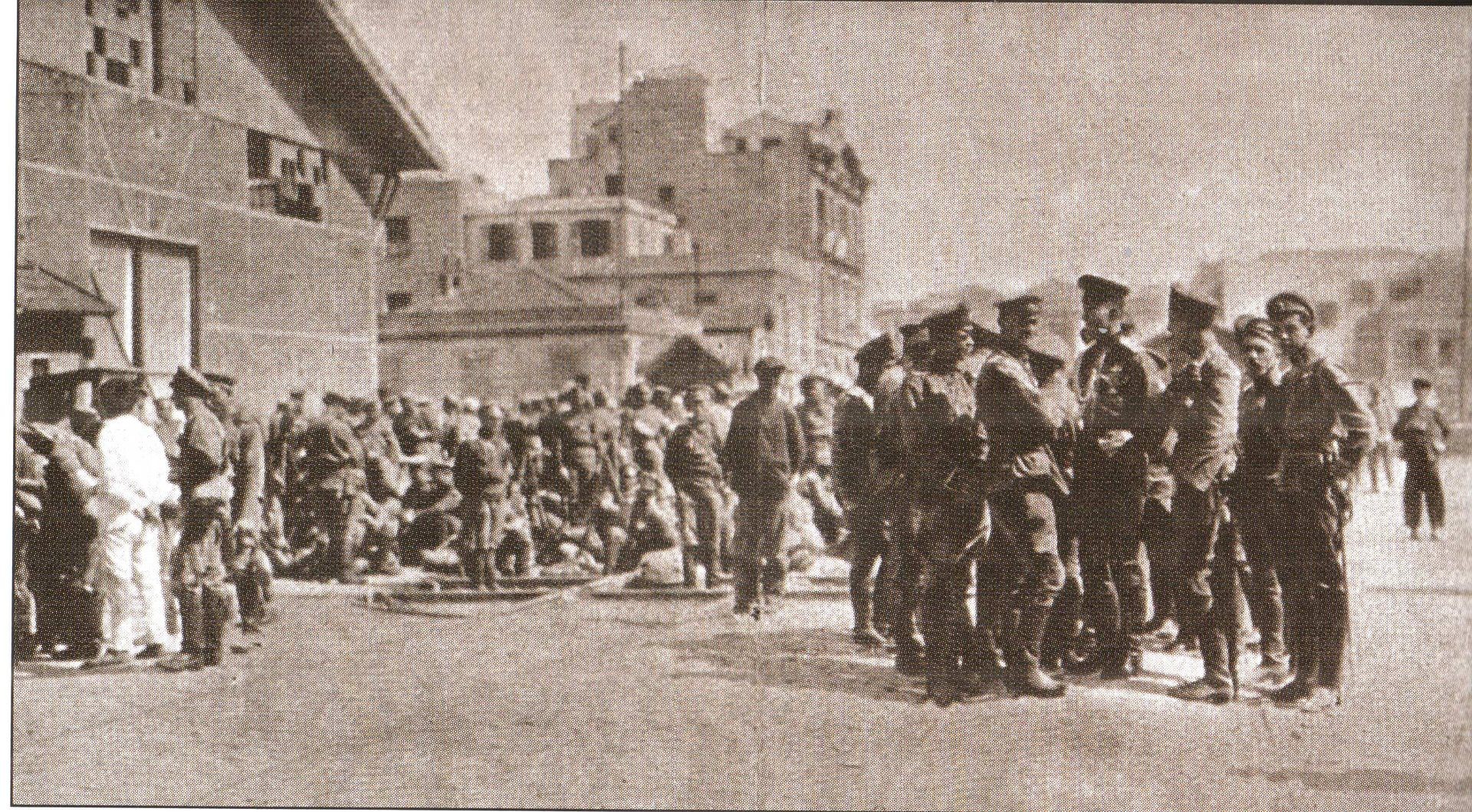 Руски војници пристигнуваат во Солун. 