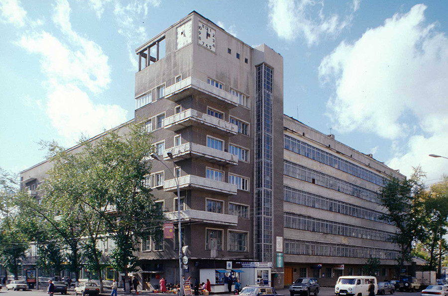 「時計のある家」、クライスナブスブィト・アパートメント（1931年）、ノヴォシビルスク、1999年撮影