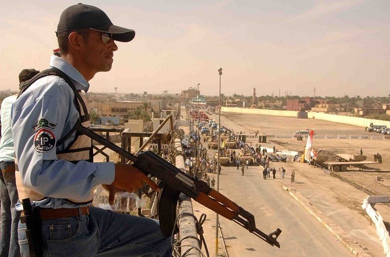 Припадник на иракската полиција со автоматот М70АБ.