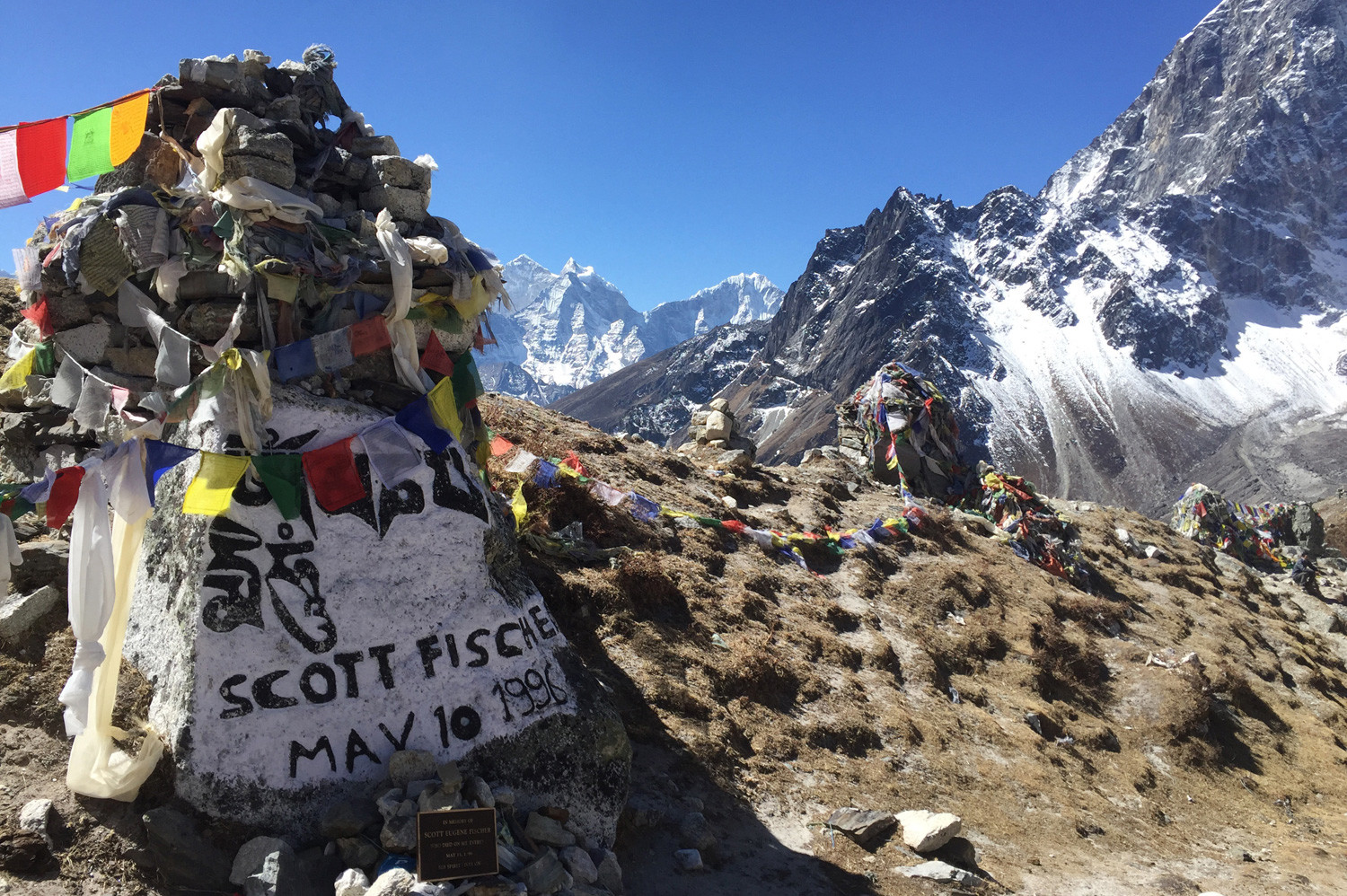 Stupa untuk mengenang Scott Fischer, di pinggir desa Dughla, rute Everest Base Camp, Nepal. Boukreev menyebut Fischer sebagai “pendaki terhebat Amerika.”