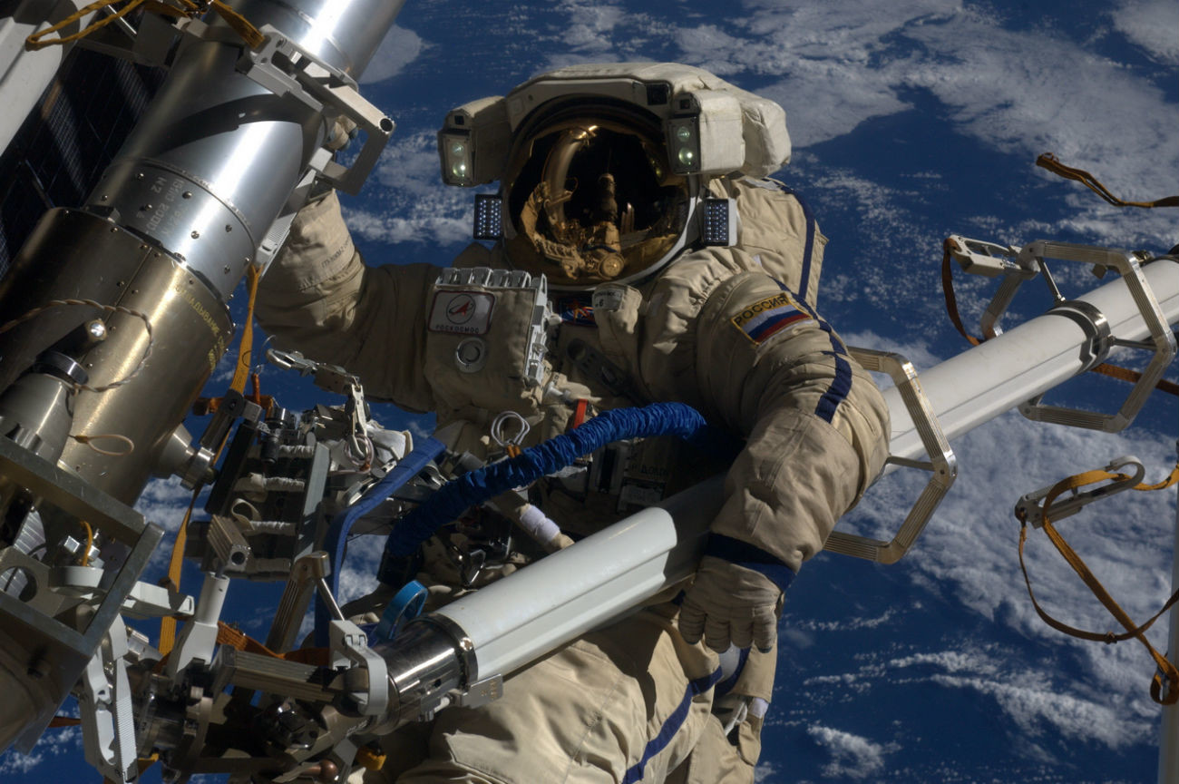 Aktivitas di luar wahana antariksa atau spacewalk, 16 Februari 2012.