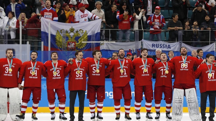 Das OAR-Eishockey-Team mit ihren Goldmedaillen