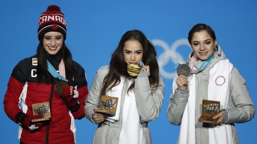 Eiskunstlauf-Gold ging an Alina Sagitowa (Mitte), Silber an Jewgenija Medewewa (rechts). Dritte wurde die Kanadierin Kaetlyn Osmond (links).