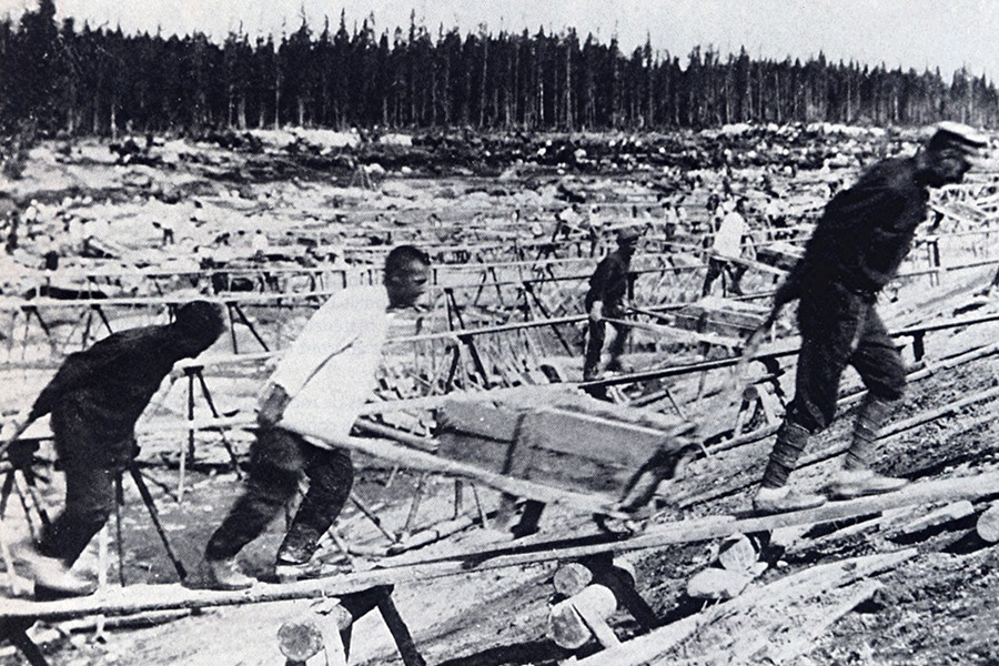 Prisoner labor at construction of Belomorkanal, 1932