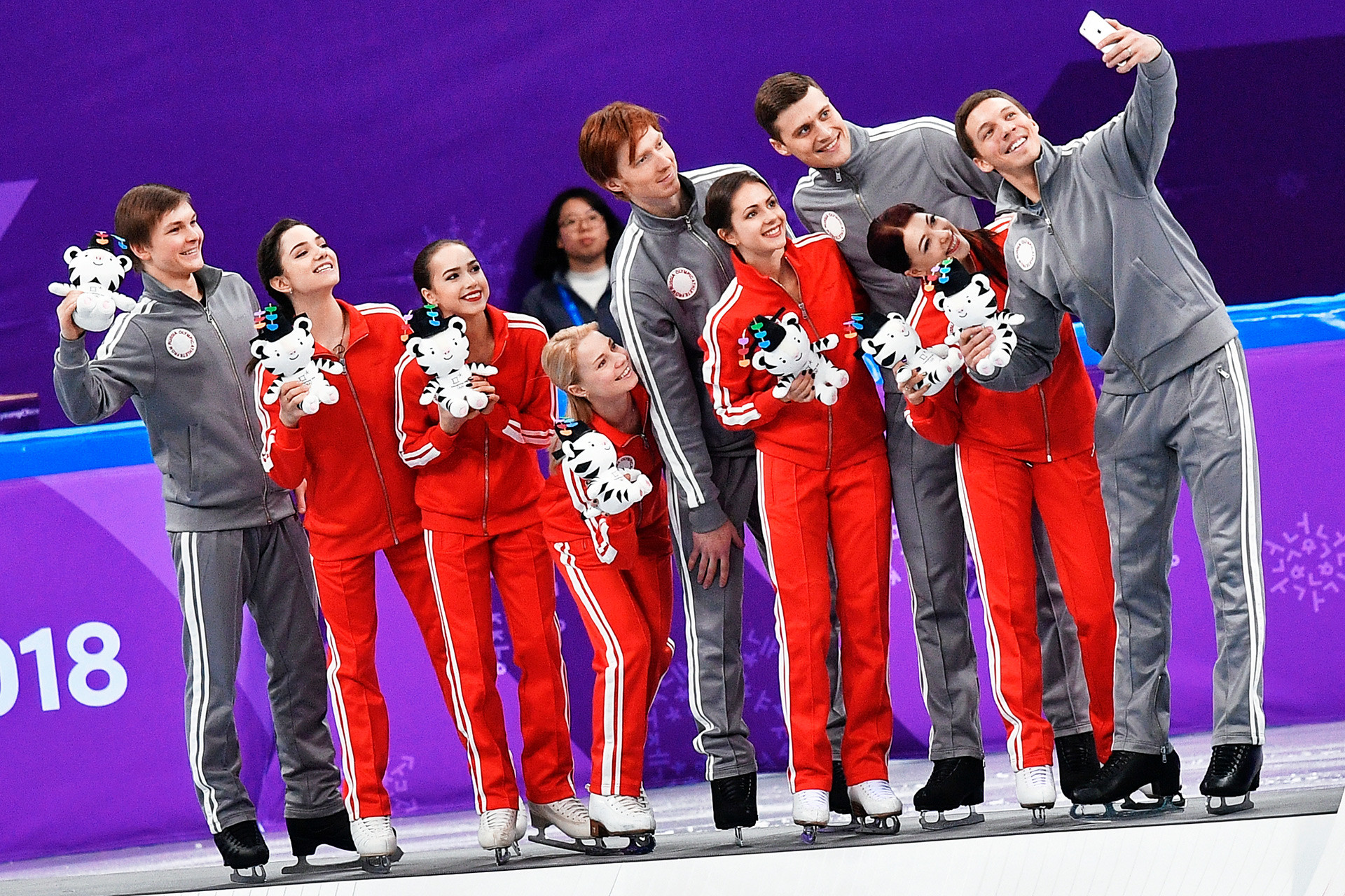 ロシアのフィギュアスケーター団体（左から右へ）：ミハイル・コリャダ、エフゲニア・メドベージェワ、アリーナ・ザギトワ、エフゲニア・タラソワ、ウラジーミル・モロゾフ、ナタリア・ザビヤコ、アレクサンドル・エンベルト、エカテリーナ・ボブロワ、ドミトリー・ソロヴィヨフ。