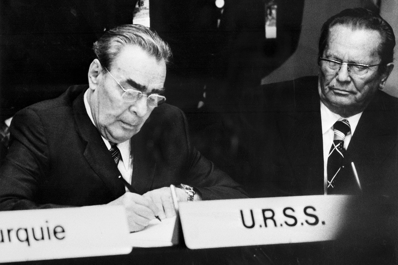 Leonid Brezhnev (kiri) menandatangani pakta final terkait keamanan dan kooperasi dalam konferensi terbesar dalam sejarah Eropa di Helsinki, Agustus 1975. 