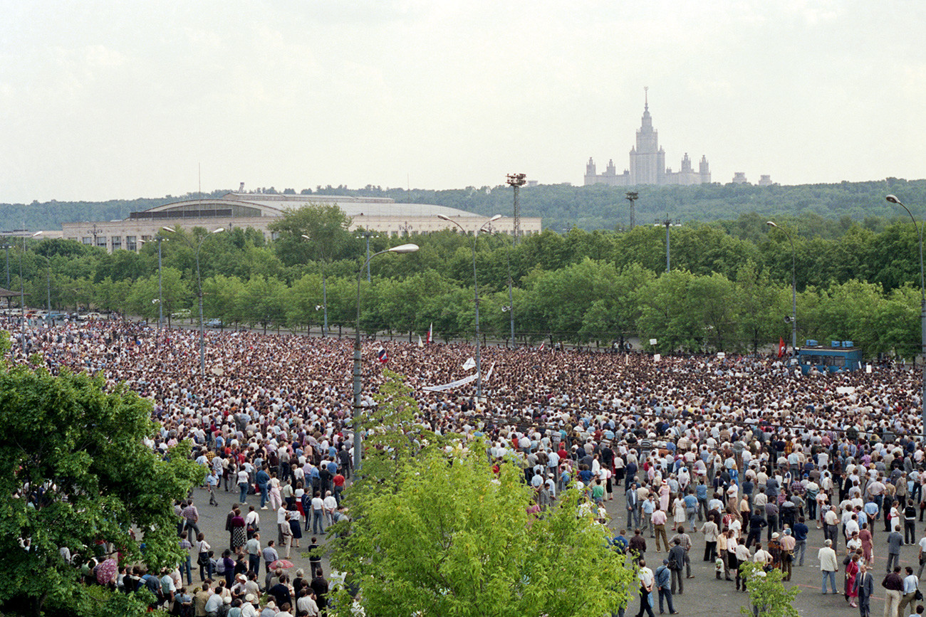 Salah satu unjuk rasa sanksi pertama di Moskow, 28 Mei 1989.