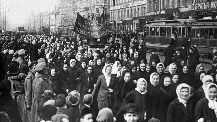 Sankt Peterburg, 1917. Tahun itu, revolusi di Rusia dimulai dari demonstrasi pada Hari Perempuan Internasional, ketika kaum perempuan menentang Perang Dunia I.
