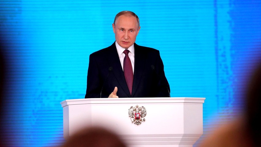 "O novo míssil tem voo de cruzeiro baixo […], caminho de voo imprevisível e pode ignorar as linhas de intercessão, além de ser invencível contra os sistemas de defesa antimíssil e antiaéreo", afirmou Putin.