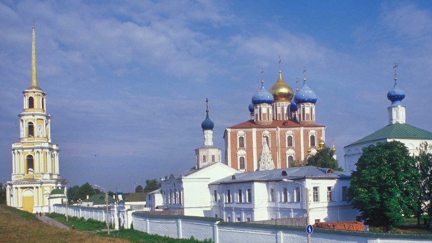 Kremlin de Riazán, vista sur. Fondo: Campanario de la catedral, Catedral de la Dormición. Primer plano: Muro del Monasterio de la Transfiguración con Puerta Oeste e Iglesia de San Juan, Catedral de la Transfiguración (derecha). 28 de agosto de 2005.