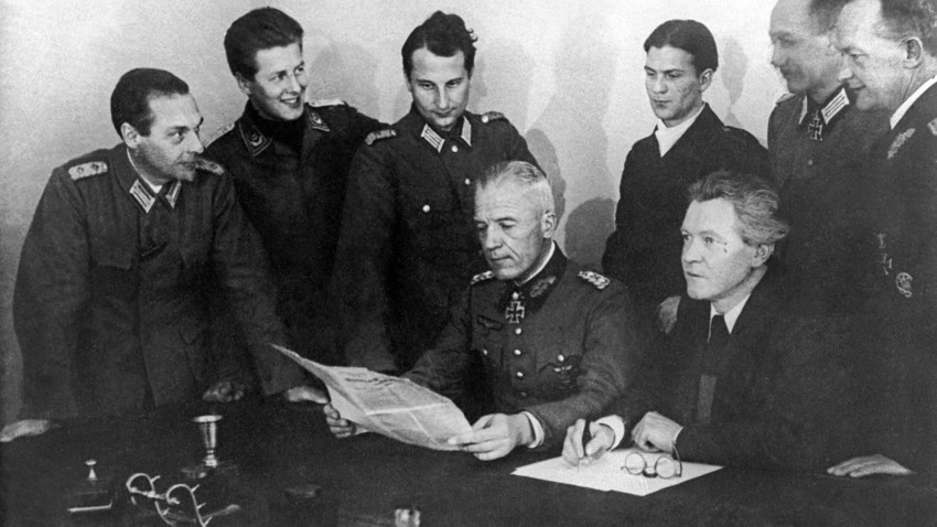 Chairman of the League of German Officers, former Wehrmacht General Walther von Seydlitz-Kurzbach (L seated).