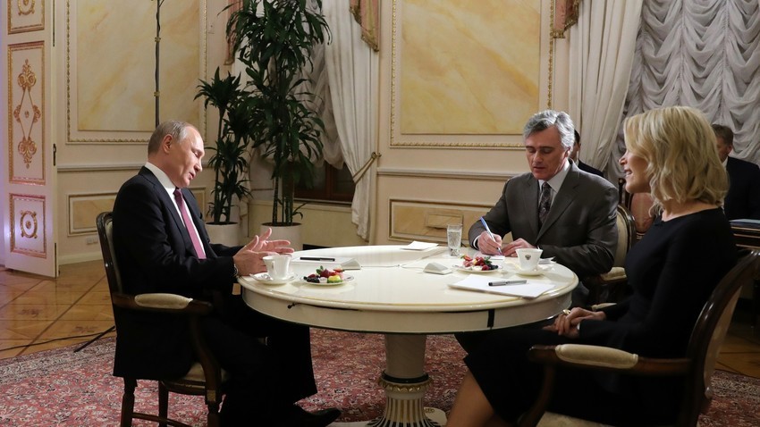 Претседателот на Русија Владимир Путин во текот на интервју со водителот на мрежата Ен-Би-Си Мегин Кели во Кремљ.

