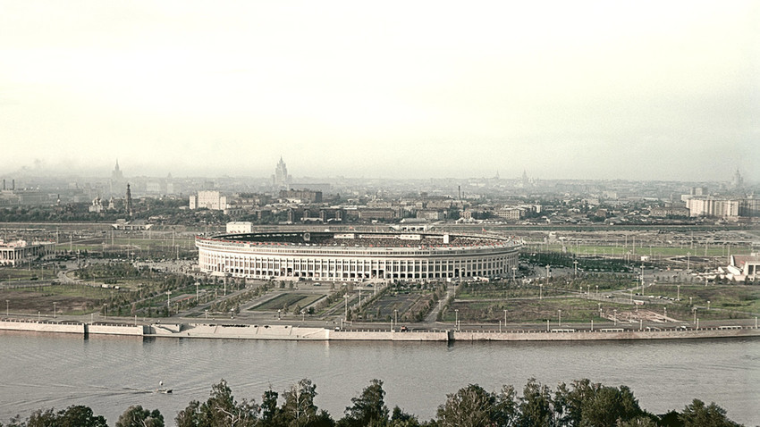 El Luzhniki en 1956, y como es hoy en día.
