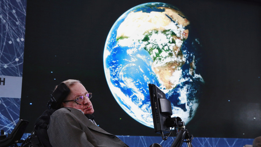 Stephen Hawking med sporočilom za javnost o iniciativi Breakthrough Starshot ruskega vlagatelja Jurija Milnerja, ki jo je tudi sam podprl.
