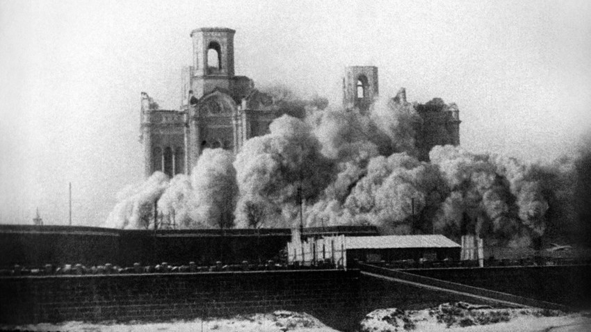 Gereja Ortodoks Rusia selamat dari serangan Bolshevik di Korea. Gambar di atas merupakan penghancuran Katedral Kristus Juru Selamat di Moskow, 1931.
